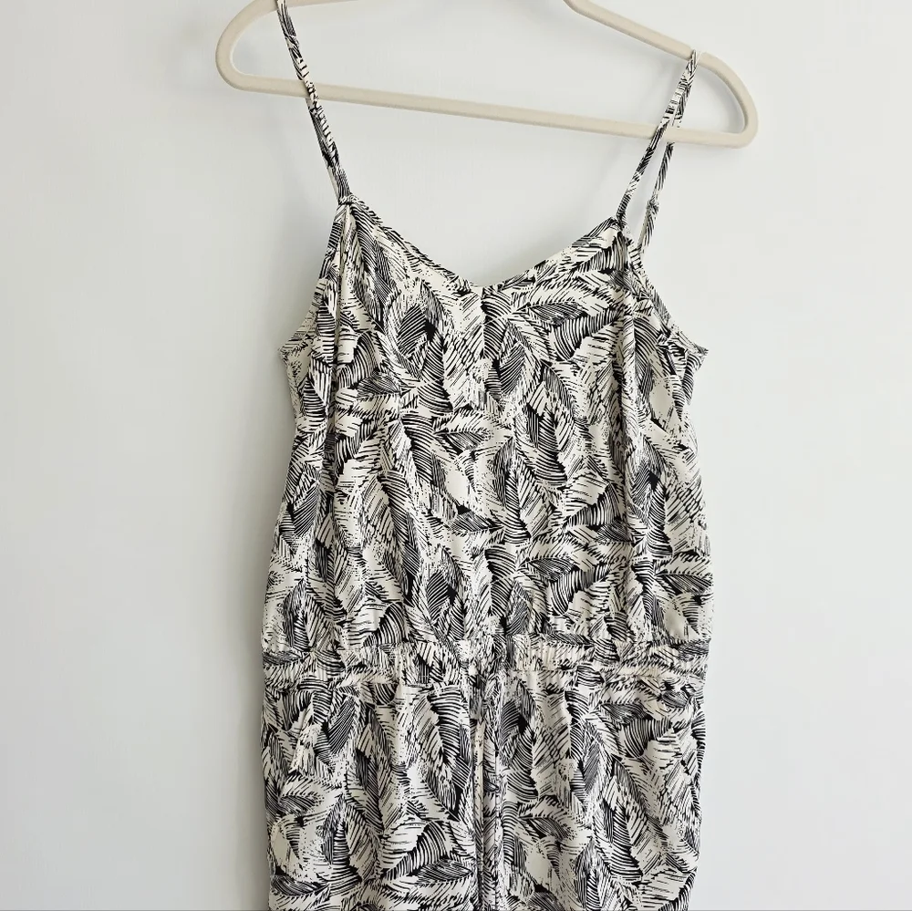 Banana Republic Leaf Print Drapey Black And White Jumpsuit Women's Size 2